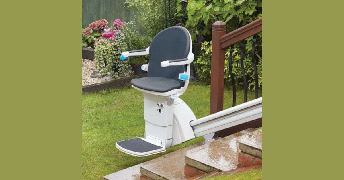 Straight vs. Curved Stair Lifts: What’s the Difference?
