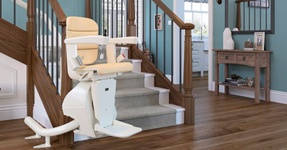 Straight vs. Curved Stair Lifts: What’s the Difference?